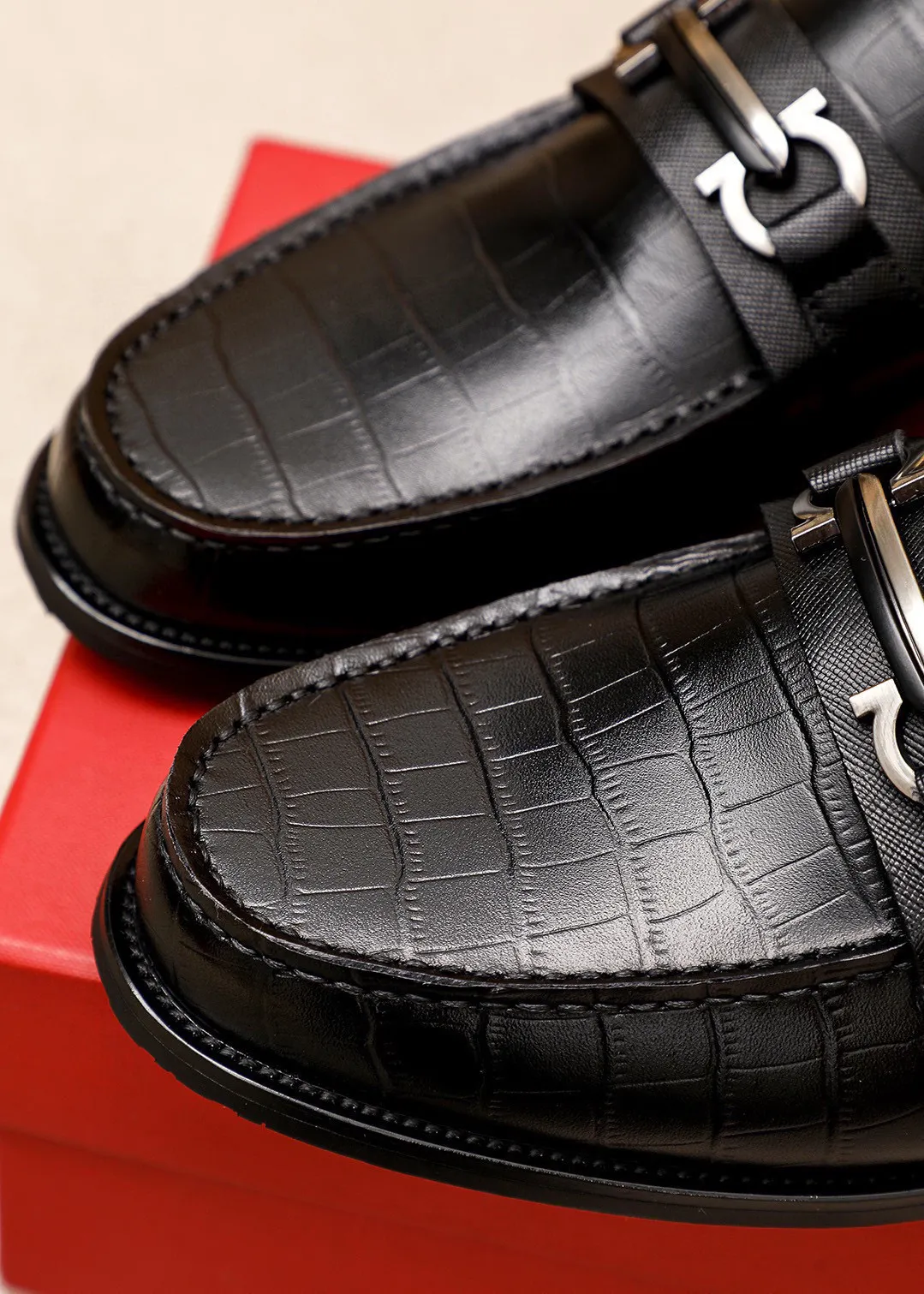 Men's shoes💰460💐 Product trademark: Ferragamo "Ferragamo" casual leather shoes Regular size: 38-44 (45.46🉑️customized) Product materials: Selected imported first-layer cowhide embossed upper + luxury hardware buckle, imported water-dyed cowhide leather lining. Strong three-dimensional visual effect, original outsole color: 1⃣️color optional